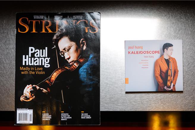在国际舞台上十分活跃的小提琴家黄俊文，除了新专辑，他也是美国老牌弦乐杂志《STRINGS》2023年9月号的封面人物。（郭吉铨摄）