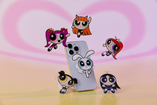 NewJeans专属IP周边，THE POWERPUFF GIRLS x NJ手机支架。（​​LINE FRIENDS提供／古明弘台北传真）