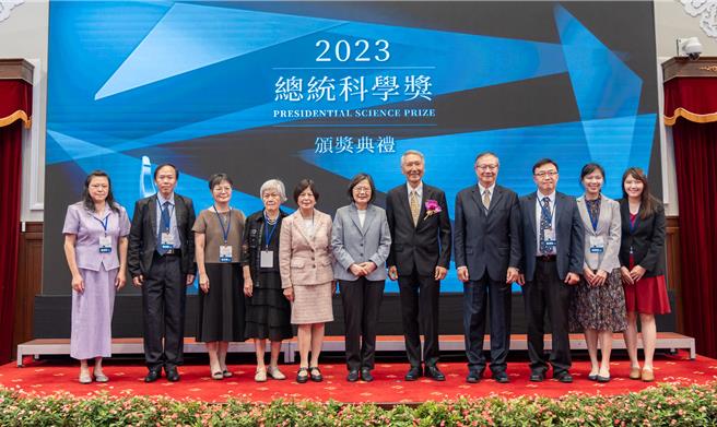 颁发总统科学奖，蔡英文：盼产官学合作擘画未来科技方向。（总统府提供）