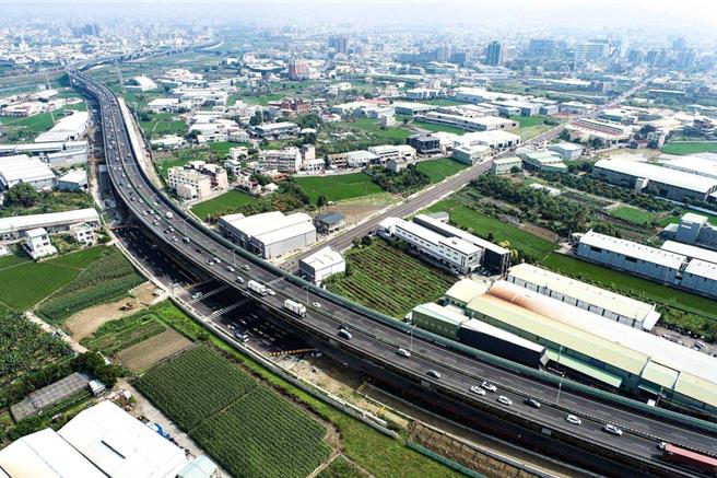 为纾解台中市大里、雾峰的交通车流，增加大里草湖及台中软体园区联外的便利性，地方争取台74线草湖交流道逾10年，近日终于完工，预计31日上午6时开放通行。图为台74线大里联络道路段。（中市府提供／潘虹恩台中传真）