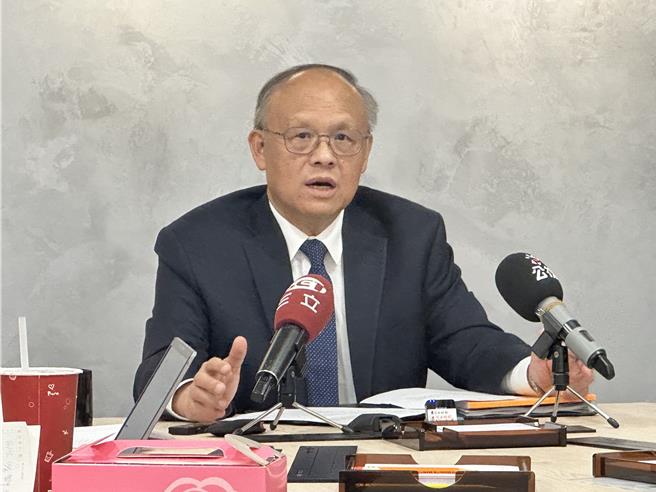 行政院經貿談判辦公室今日宣布，我與加拿大啟動的「投資促進及保障協議」（簡稱FIPA）談判順利完成。圖為經貿辦總談判代表鄧振中。（黃婉婷攝）