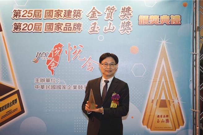 華南永昌證券「客戶導向」的企業文化，獲頒傑出企業，圖為華南永昌證券董事長黃進明獲頒「傑出企業類」獎項。  （圖／華南永昌證券提供）