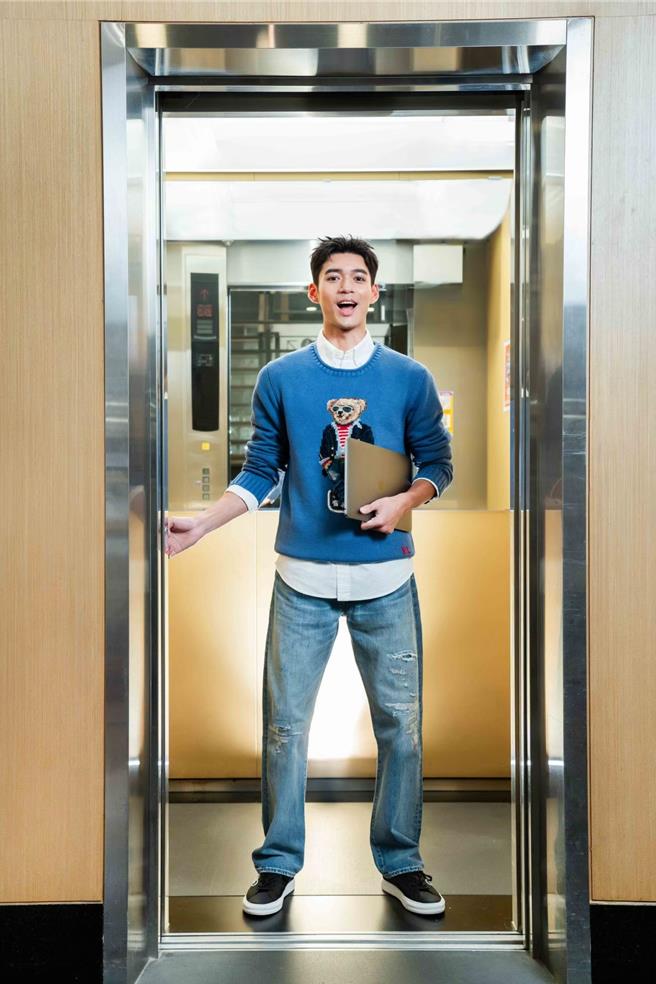 职场穿搭建议以浅色系为主，单穿衬衫太单薄的话不妨再搭件毛衣，如图，伊林模特詹皓然。（服装／POLO RALPH LAUREN、鞋／PEDRO、石智中摄）