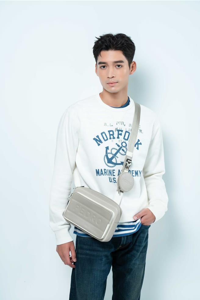 伊林模特詹皓然演绎上班族职场穿搭。（服装／POLO RALPH LAUREN、鞋／PEDRO、石智中摄）