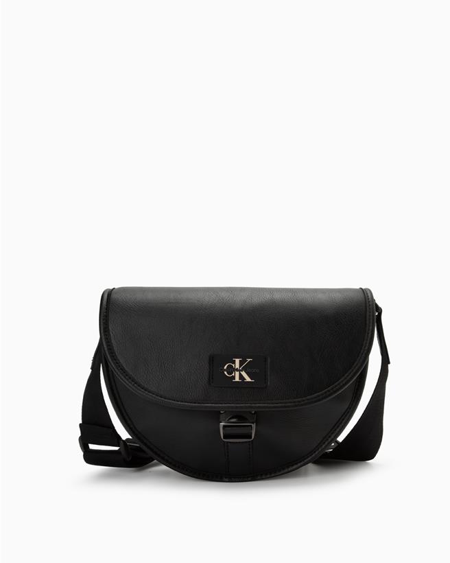 Calvin Klein TAGGED标志马鞍包，5280元。（Calvin Klein提供／林欣仪台北传真）