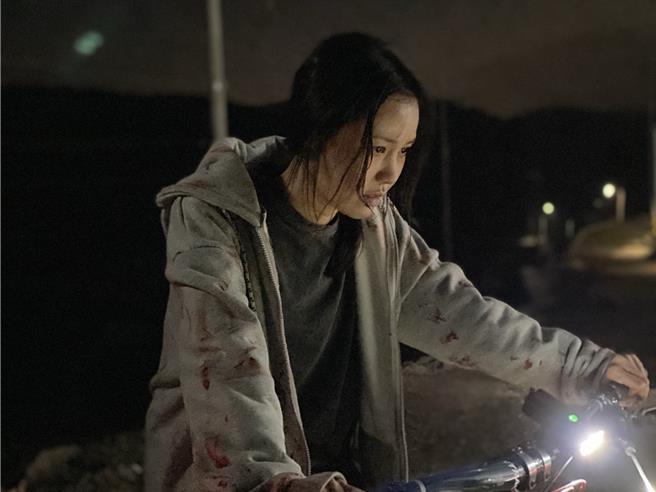 金叡园在《雉岳山怪谈》中以古怪的角色被一股引力吸走失踪。（华映娱乐提供）