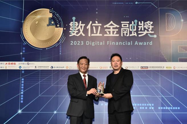 工商时报社长陈国玮（左）颁奖「创新金融奖」于币托集团创办人暨执行长郑光泰。图／业者提供