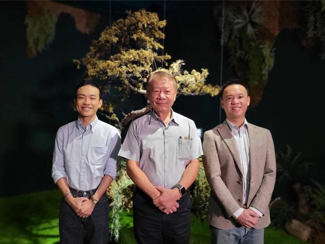 舜元建設董事長林逸民（中）、舜元建設二代林龍文（右）、留白計畫創辦人王奕翔在接待中心合影。圖／業者提供