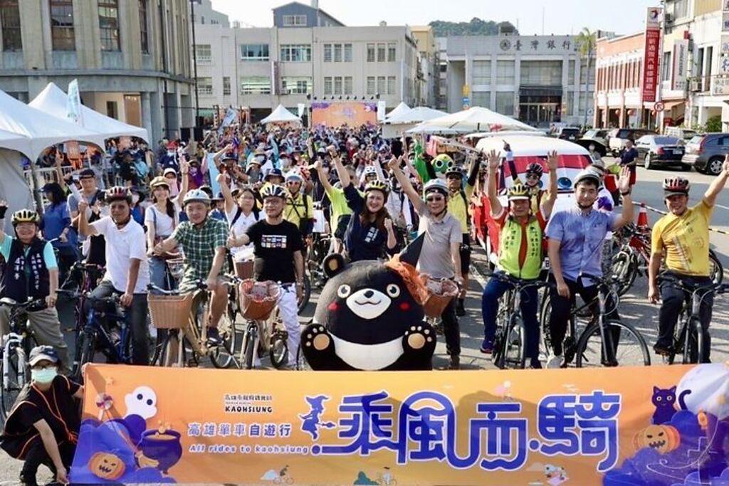 高市府觀光局長高閔琳帶領200名遊客騎單車遊鼓山。　圖：高雄市政府觀光局／提供