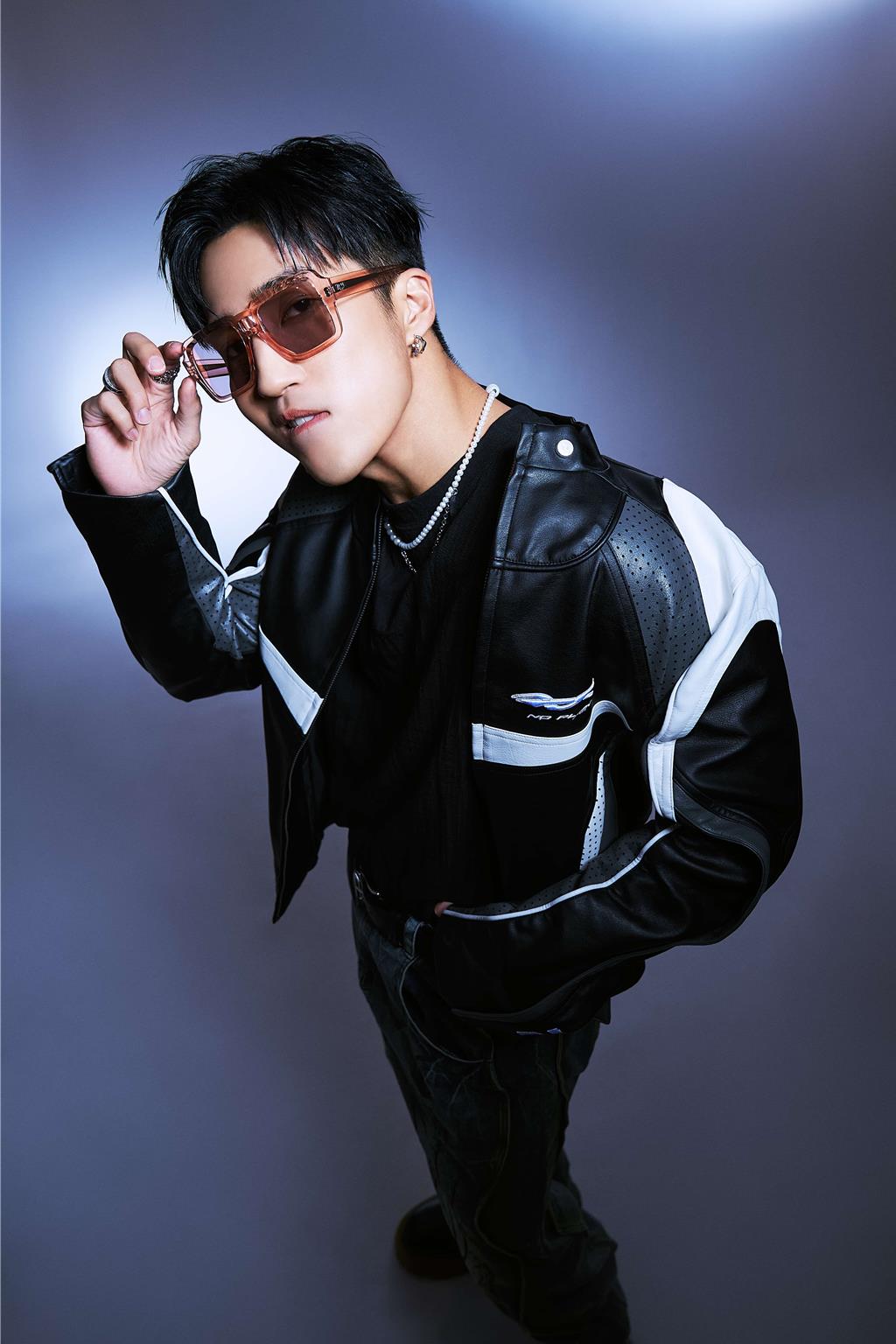 婁峻碩演繹秋冬流行趨勢眼鏡。(Ray-Ban雷朋提供)