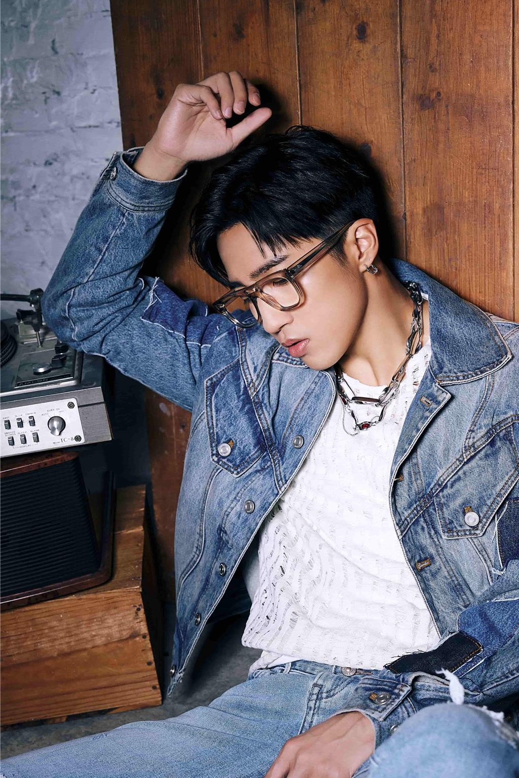 婁峻碩演繹秋冬流行趨勢眼鏡。(Ray-Ban雷朋提供)