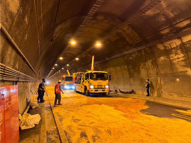 新澳隧道于晚上9时30分恢復双向通车。（苏澳分局提供／吴佩蓉宜兰传真）