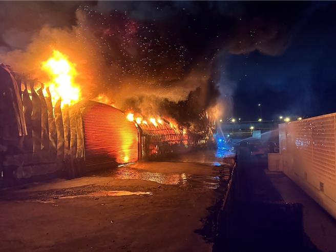 新北市五股區成泰路一段98巷的鐵皮廠房，深夜發生大火，消防局趕往搶救，目前未傳出人員受困受傷。（翻攝畫面）