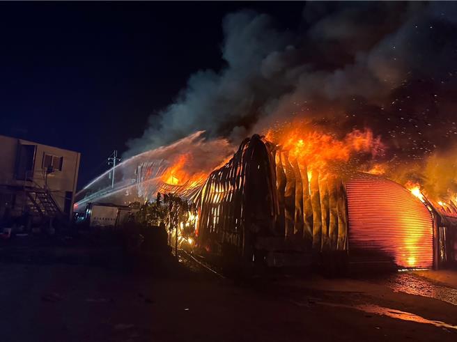 新北市五股區成泰路一段98巷的鐵皮廠房，深夜發生大火，消防局趕往搶救，目前未傳出人員受困受傷。（翻攝畫面）
