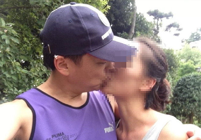 民进党立委赵天麟（左）激吻私密照曝光。（国民党提供）