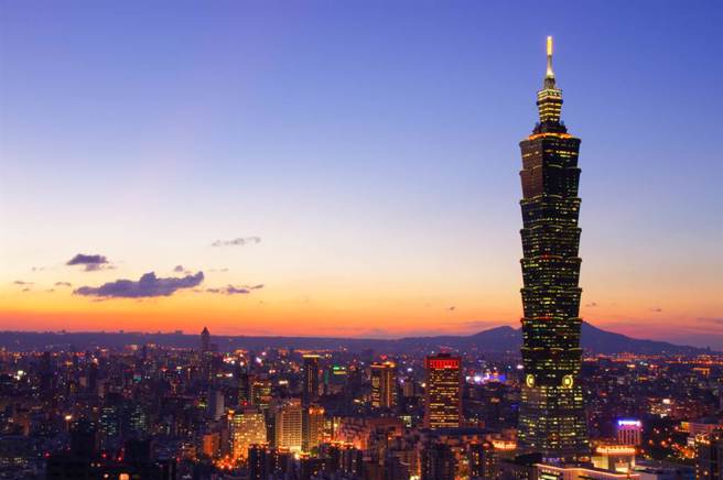 一名网友分享旅行社规划的台湾7日游，行程引发讨论。(图为台北地标101大楼／shutterstock)