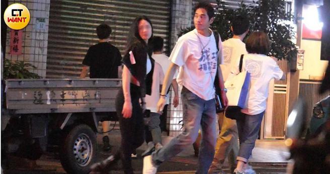 蓝正龙与剧组一行人到餐厅用餐，同行者中有一名身材火辣的女子格外显眼。（图／本刊摄影组）