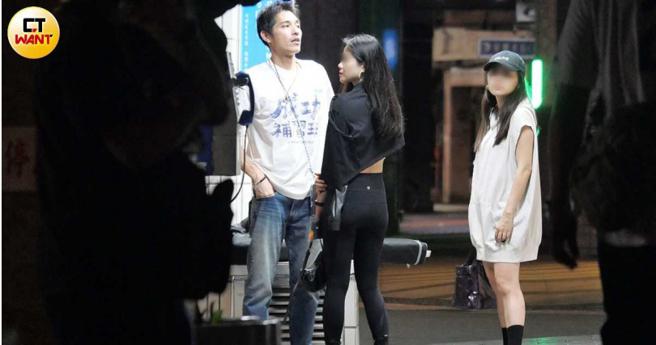 长髮露腰妹（中）一直只跟蓝正龙靠在一起，与其他工作人员看来并不熟。（图／本刊摄影组）