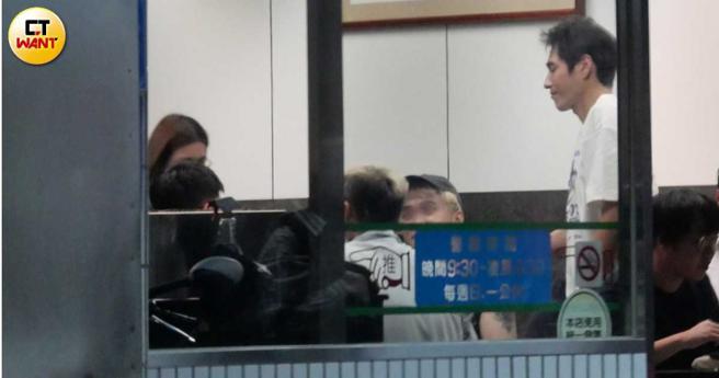 过去个性安静寡言的蓝正龙，当了导演之后变得大方亲切常照顾人。（图／本刊摄影组）