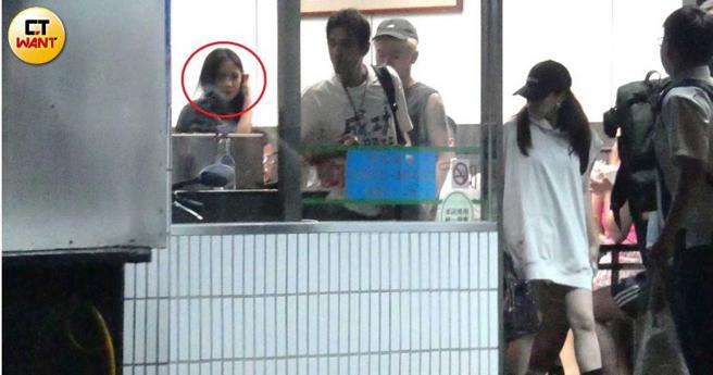 大家用餐完毕离开，长髮露腰妹静静跟在蓝正龙身后。（图／本刊摄影组）