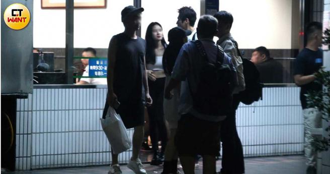 在餐厅外面大伙继续聊天，蓝正龙与长髮妹不时对看彼此。（图／本刊摄影组）