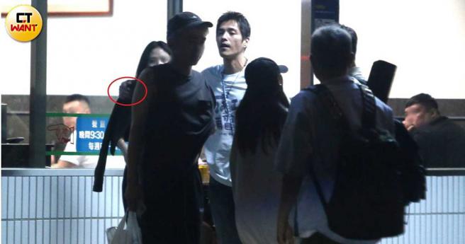 蓝正龙边讲话边把手搭在长髮妹的肩上，看起来两人交情与其他人不同。（图／本刊摄影组）