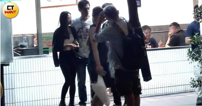 当蓝正龙又将手搂在长髮女腰际时，女方也倚靠在蓝的身边。（图／本刊摄影组）