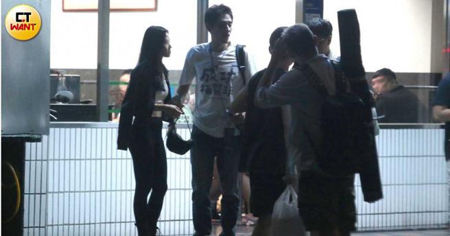 蓝正龙还在说话似乎还没急着想走，长髮妹伸手轻拉了一下蓝正龙手臂，提醒他计程车已经到了。（图／本刊摄影组）