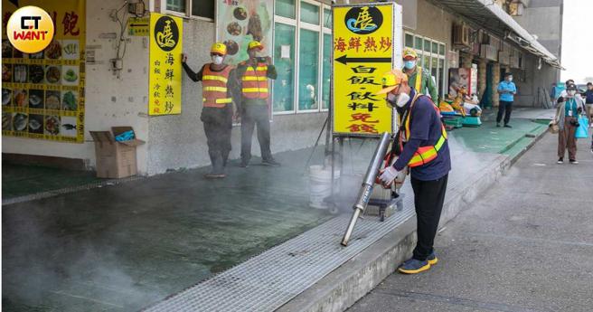 高雄一口气有8家卫生所医师集体请辞，地方人士透露与防疫工作繁忙、再加上登革热猖獗，让卫生所人员忙翻天因此求去。（图／宋岱融摄）