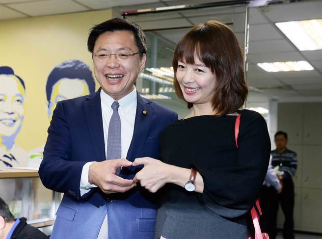 民进党立委赵天麟（左）被爆出婚外情后退选。（中时资料照）