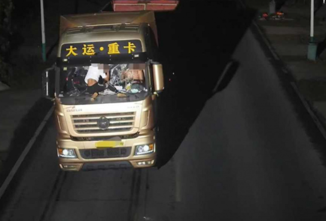 郭男爬上货车挡风玻璃，王男竟继续行驶。（图／翻摄自九派新闻）