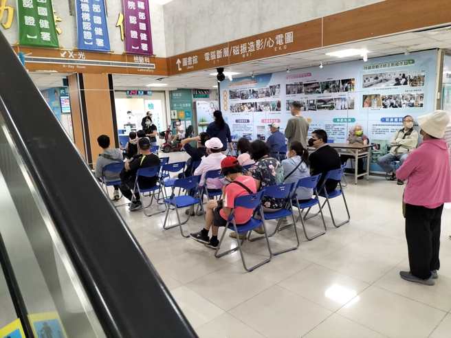 接种高端以外品牌的疫苗，施打民眾明显多很多。（图／医师苏一峰授权提供）