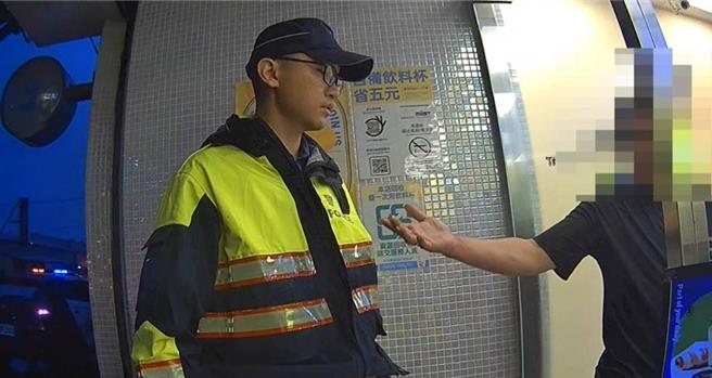 刘姓男子掏排泄物逼近员警。（民眾提供）