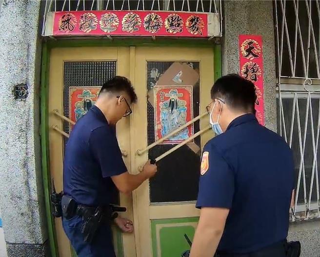 高雄湖内警方于10月20日获报一名老翁失联，于是到路竹老翁的住处查访。（翻摄照片／林瑞益高雄传真）