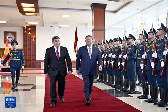 大陆国务院总理李强昨抵吉尔吉斯首府比什凯克，出席上海合作组织成员国政府首脑（总理）理事会第22次会议，并进行正式访问。（新华社）