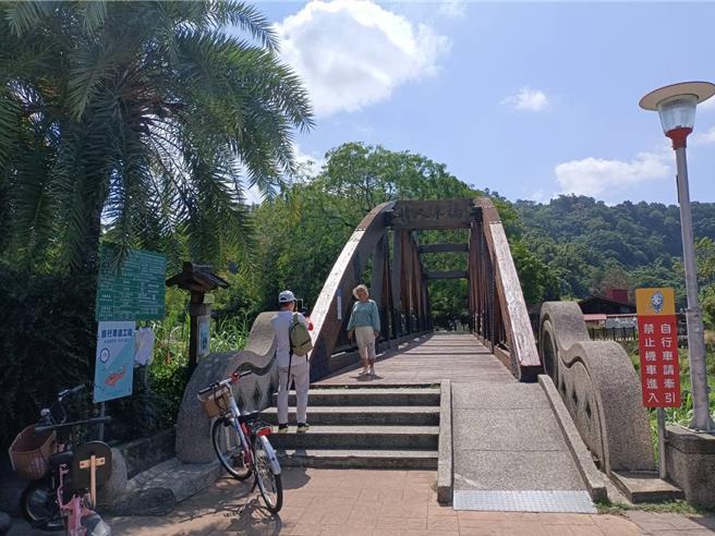 台中购物节将于26日登场，市府特别规画3条高CP值2天1夜旅游行程吸客，图为石冈情人桥。（陈淑娥摄）