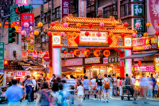 陆博主直言台湾手机支付不太普及，尤其逛夜市大多都要付现，令他觉得不解。（示意图／Shutterstock）