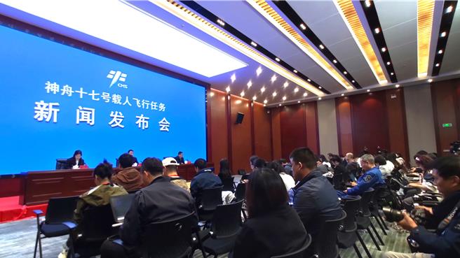 大陆神舟十七号载人飞行任务宣布将于26日11点14分进行发射。（吴泓勋摄）