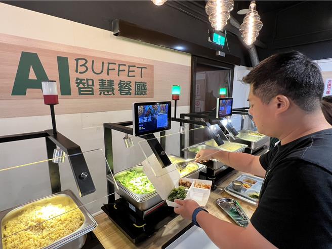 桃园市政府桃花源美食街引进AI智慧餐厅，夹菜同时计算费用。(蔡依珍摄)