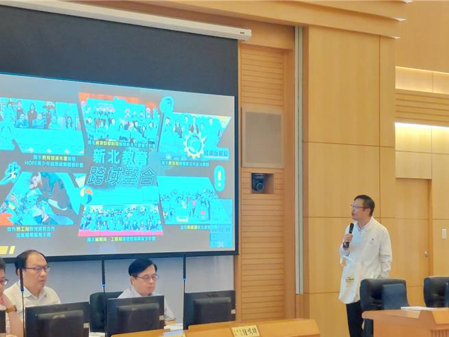 新北市教育局长张明文今在市政会议以「在新北，适性读，教育就是不一样」为题进行专案报告。（陈慰慈摄）