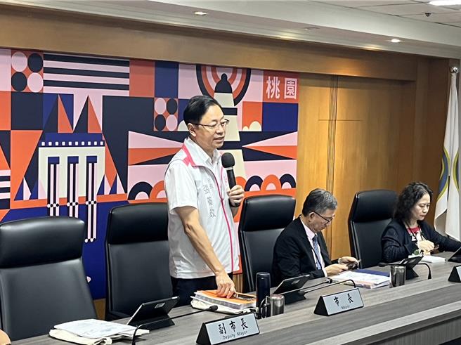 桃園市長張善政今主持市政會議，他提及，國際貨幣基金組織上周將台灣金融經濟成長率下調至0.8％，但桃園逆勢成長，今年企業投資金額超過1千億元，與去年同期相較成長20％。（陳夢茹攝）