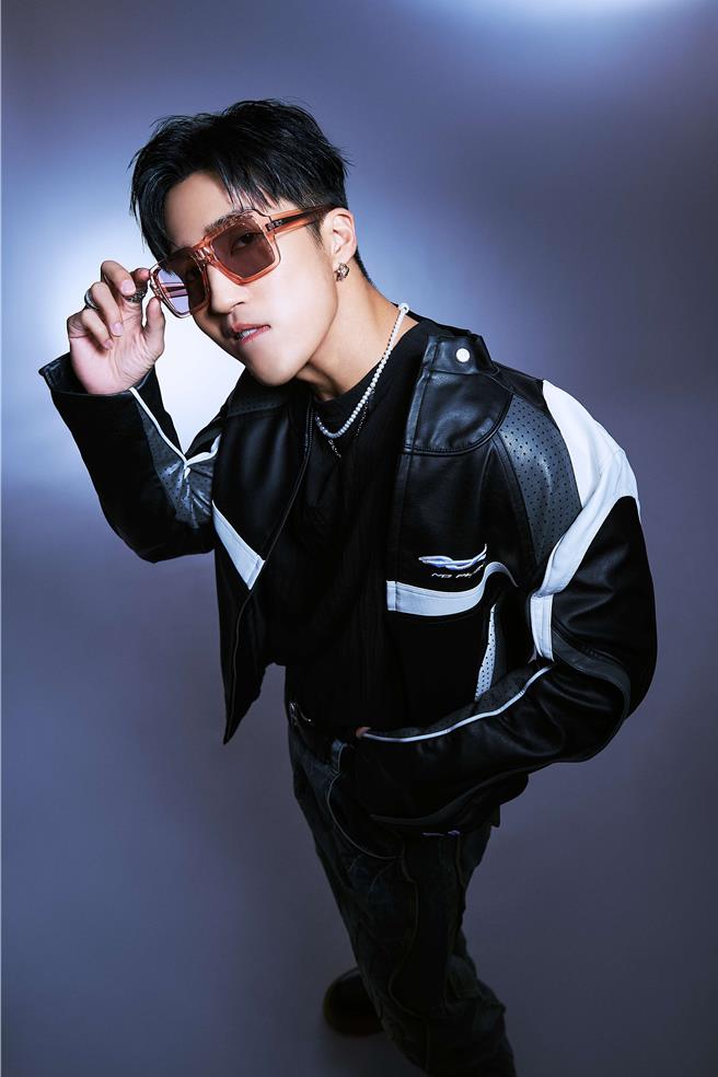 婁峻碩演繹秋冬流行趨勢眼鏡。（Ray-Ban雷朋提供）