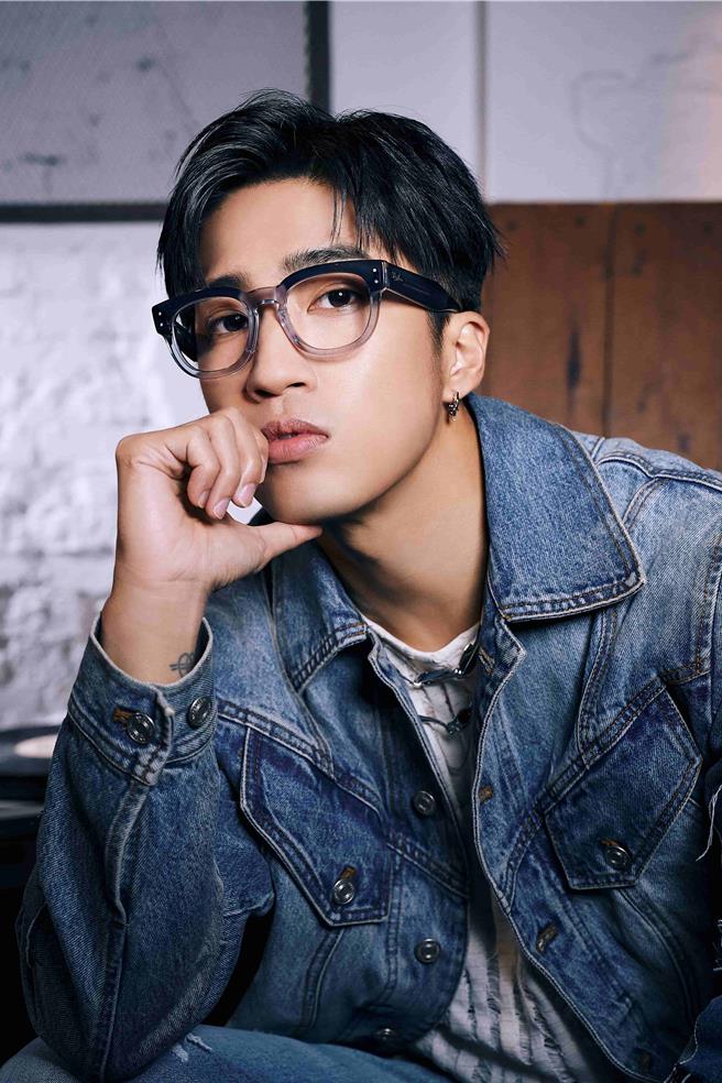 婁峻碩演繹秋冬流行趨勢眼鏡。（Ray-Ban雷朋提供）