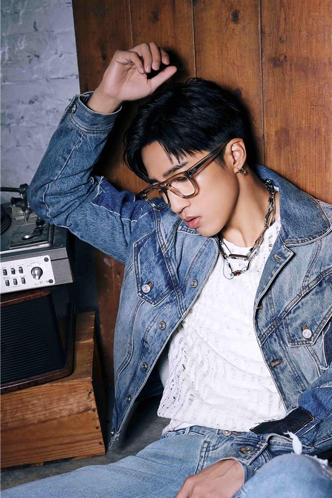 婁峻碩演繹秋冬流行趨勢眼鏡。（Ray-Ban雷朋提供）