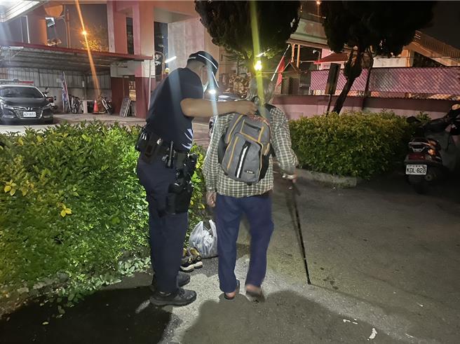屏东县高龄91岁失智陈姓老翁日前离家到台中后里寻亲迷途。（警方提供／陈淑娥台中传真）