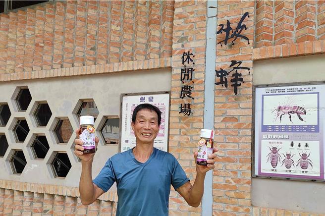 新北市三芝区牧蜂农场简德源蜂农荣获112年全国龙眼蜂蜜特等奖。（新北市农业局提供／蔡亚桦新北传真）