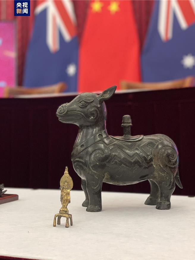 澳洲國家美術館25日向中國大陸返還了3件珍貴文物藝術品，其中鎏金觀音銅像（前）的歷史可追溯到唐代甚至北朝。另捐贈仿古文物藝術品「犧尊」（後）一件。（翻攝自央視新聞）