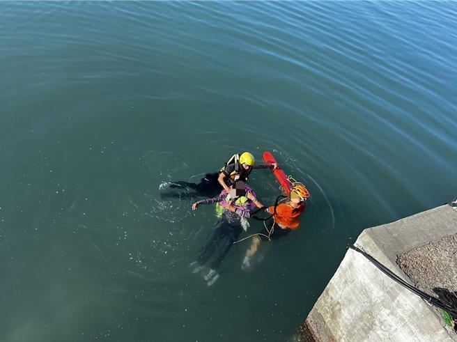 淡水釣客不慎落水，騎單車路過的民眾跳河搶救，警消到場救援發現釣客血氧過低緊急送醫。（翻攝畫面）