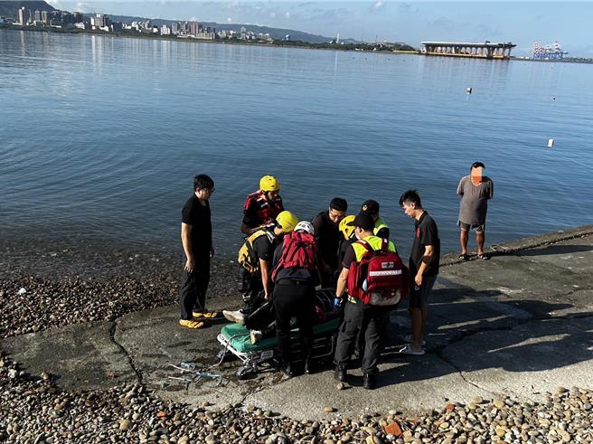 淡水釣客不慎落水，騎單車路過的民眾跳河搶救，警消到場救援發現釣客血氧過低緊急送醫。（翻攝畫面）