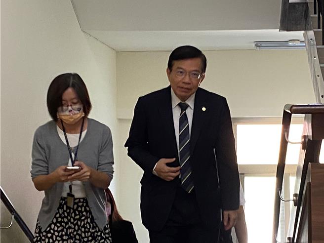 交通部長王國材（右）表示，24日發生的新澳隧道車禍事故，是砂石車司機疏失未注意前方停車狀況所致。（陳祐誠攝）